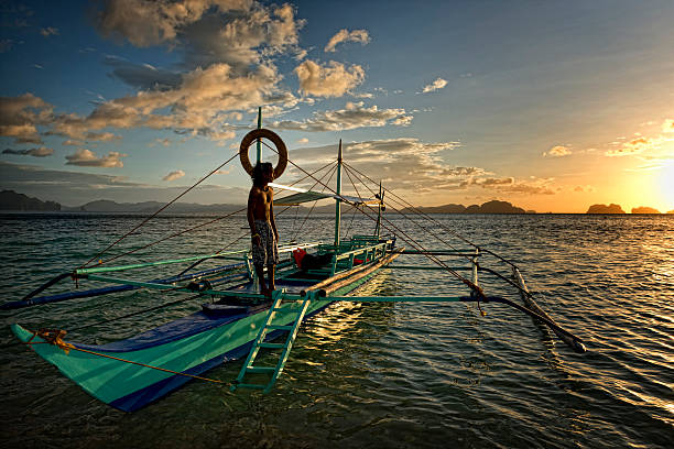avec ses philippino banca traditionnelles à balancier bateaux aux philippines - outrigger philippines mindanao palawan photos et images de collection