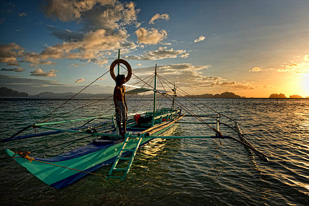 philippino с его традиционным banca аутригер лодки на филиппинах - outrigger philippines mindanao palawan стоковые фото и изображения