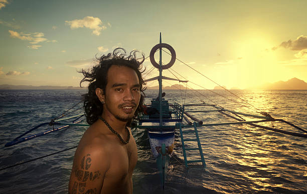 avec ses philippino banca traditionnelles à balancier bateaux aux philippines - outrigger philippines mindanao palawan photos et images de collection