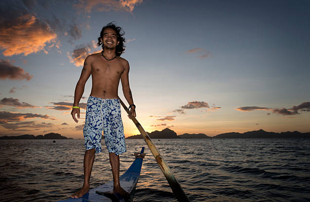 philippino em suas tradicionais barcos banca outrigger nas filipinas - outrigger philippines mindanao palawan - fotografias e filmes do acervo