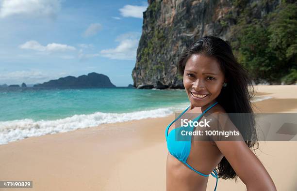 Foto de Foto De Moda De Uma Philippina Na Praia Exótica e mais fotos de stock de Adulto - Adulto, Areia, Azul
