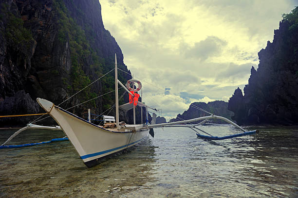 banca traditionnelles à balancier bateaux aux philippines - outrigger philippines mindanao palawan photos et images de collection