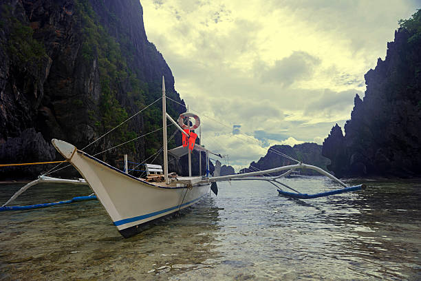 традиционные banca аутригер лодки на филиппинах - outrigger philippines mindanao palawan стоковые фото и изображения