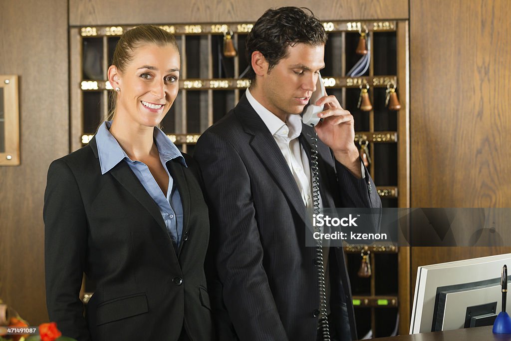 Empfang in hotel-Mann und Frau - Lizenzfrei Bürorezeption Stock-Foto