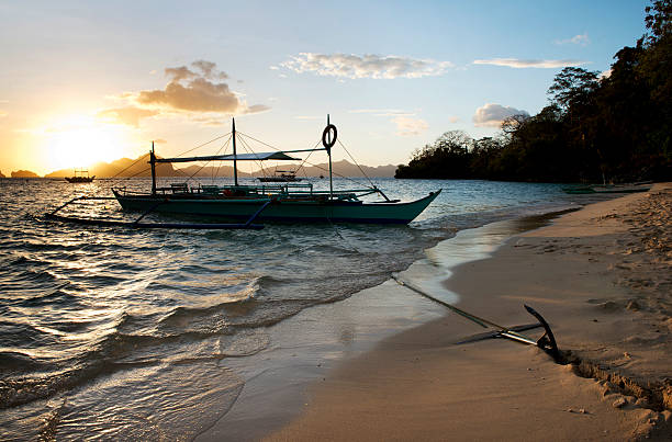 banca アウトリガーボートで、フィリピン - mode of transport boracay mindanao palawan ストックフォトと画像