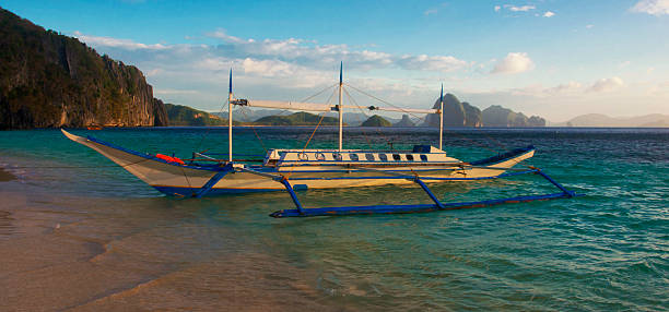 banca pirogue à balancier bateaux aux philippines - outrigger philippines mindanao palawan photos et images de collection