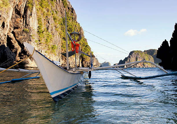 banca canoa con bilanciere imbarcazioni nelle filippine - nautical vessel philippines mindanao palawan foto e immagini stock