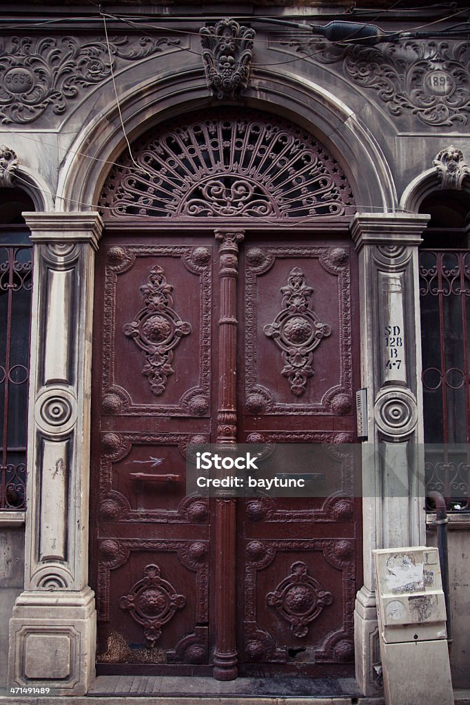 Zamknięte stare antyczne drzwi z ozdoby w Stambule - Zbiór zdjęć royalty-free (Antyczny)