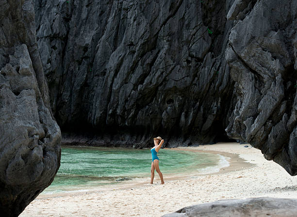 mode prise de vue d'un philippina sur la plage exotique - people traveling elegance philippines palawan photos et images de collection