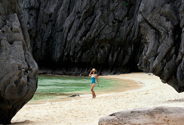 mode prise de vue d'un philippina sur la plage exotique - people traveling elegance philippines palawan photos et images de collection