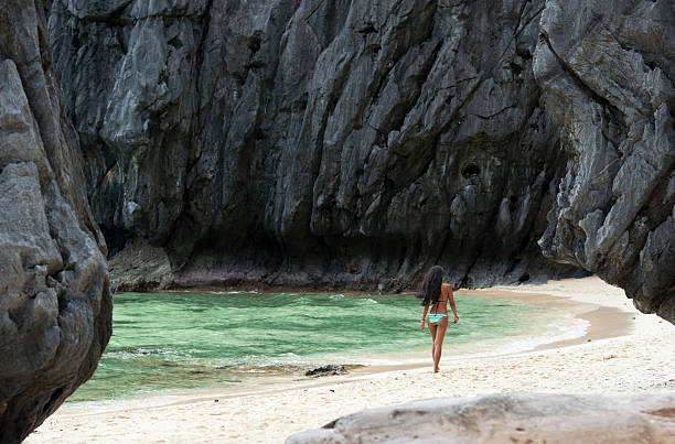 mode prise de vue d'un philippina sur la plage exotique - people traveling elegance philippines palawan photos et images de collection