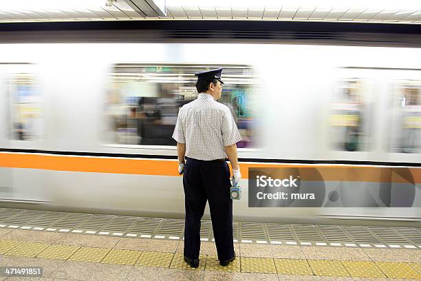 Photo libre de droit de Chef Dorchestre Sur Lautoroute Tokyo Metro banque d'images et plus d'images libres de droit de Contrôleur de train - Contrôleur de train, Japon, Contrôleur de billets