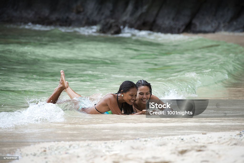 Duas mulheres bonitas estabelece na praia Exótica - Royalty-free Adulto Foto de stock