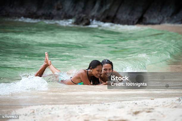 Duas Mulheres Bonitas Estabelece Na Praia Exótica - Fotografias de stock e mais imagens de Adulto - Adulto, Ao Ar Livre, Areia