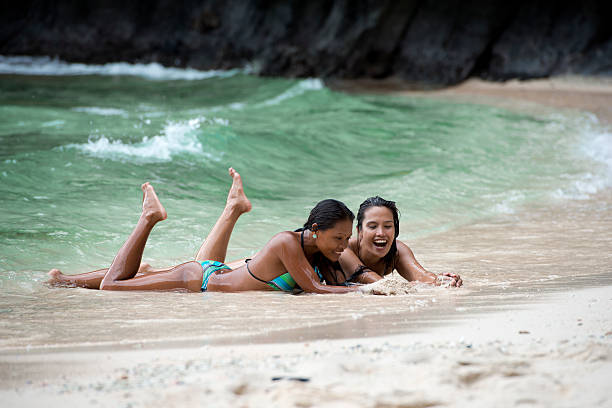 duas linda mulher estabelece na praia exótica - filipino ethnicity women philippines palawan - fotografias e filmes do acervo