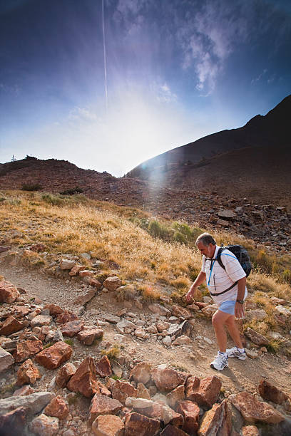 пешие прогулки мужчина выразительное небо пейзаж - journey footpath exercising effort стоковые фото и изображения