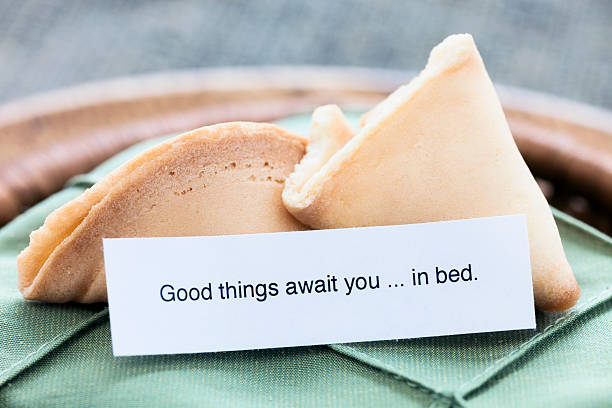 bolinho da sorte: "as coisas aguardar que na cama" - aspirations chinese cuisine fortune cookie wishing imagens e fotografias de stock