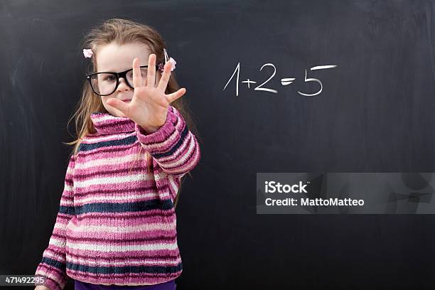 Linda Chica Está Haciendo Un Error De Cálculo Foto de stock y más banco de imágenes de Matematicas - Matematicas, Fallo, Aprender