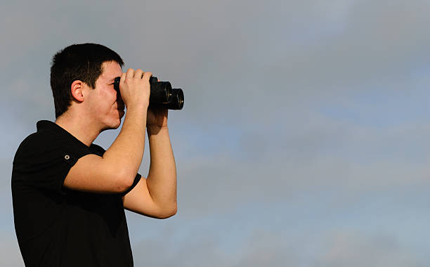 jovem com binóculos - twentys imagens e fotografias de stock