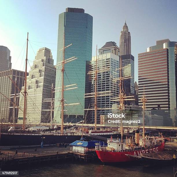 Foto de O South Street Seaport Em Nova York e mais fotos de stock de Arranha-céu - Arranha-céu, Baixo Manhattan, Barco a Vela