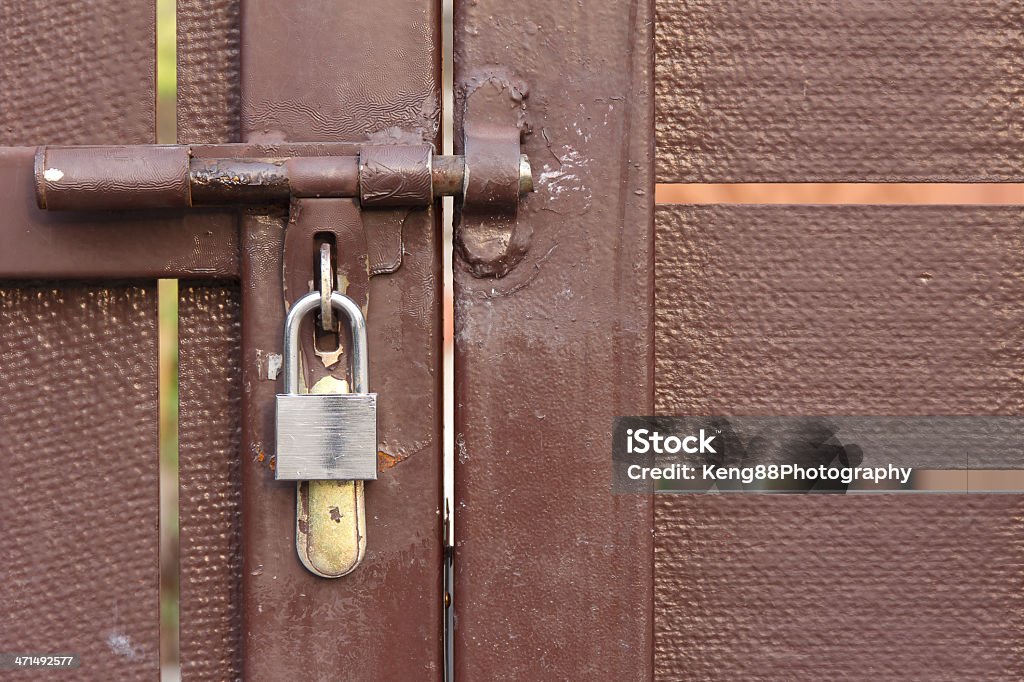 Trava de porta com cadeado - Foto de stock de Antigo royalty-free