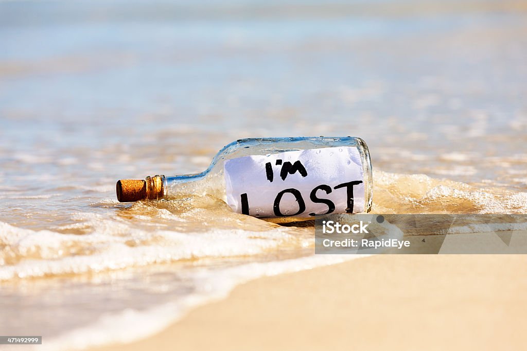 J'ai perdu dit désespéré délavé message dans une bouteille sur la plage - Photo de Être perdu libre de droits