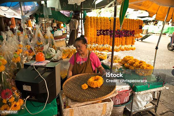 O Pak Khlong Talaat Mercado De Flores - Fotografias de stock e mais imagens de Adulto - Adulto, Amarelo, Ao Ar Livre
