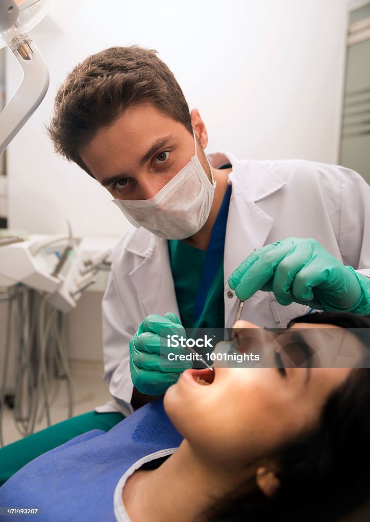 Dentista sul lavoro. - Foto stock royalty-free di Accudire