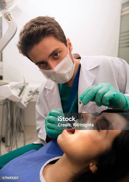 Dentista Sul Lavoro - Fotografie stock e altre immagini di Accudire - Accudire, Adulto, Affari finanza e industria