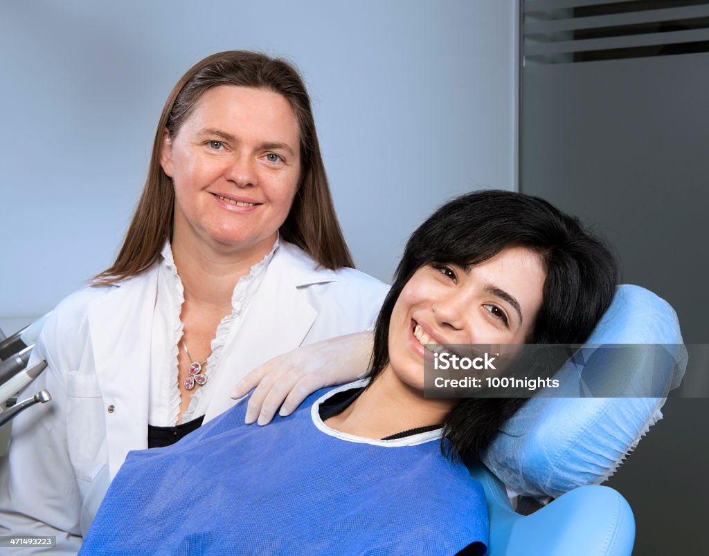 Giovane donna paziente e un dentista - Foto stock royalty-free di Accudire