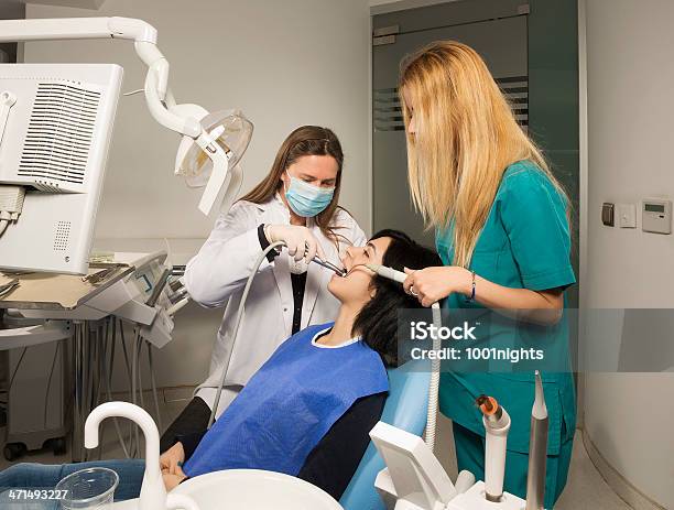 Zahnarzt Bei Der Arbeit Stockfoto und mehr Bilder von Ausrüstung und Geräte - Ausrüstung und Geräte, Berufliche Beschäftigung, Besuchen
