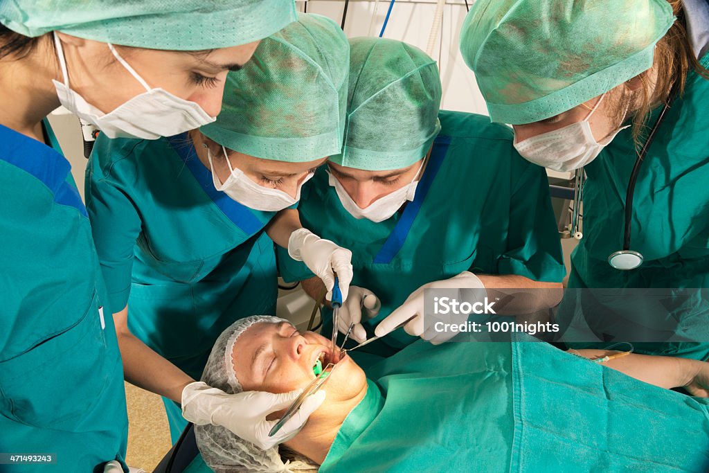 Médicos realizar um grave operação dentário - Foto de stock de Adulto royalty-free