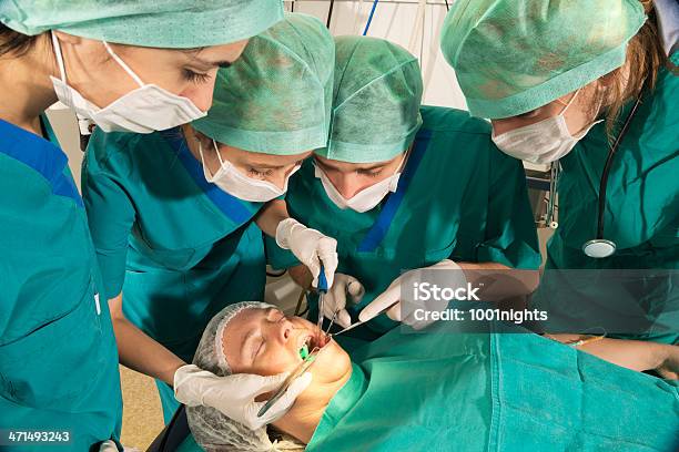 Foto de Médicos Realizar Um Grave Operação Dentário e mais fotos de stock de Adulto - Adulto, Assistência, Autoconfiança