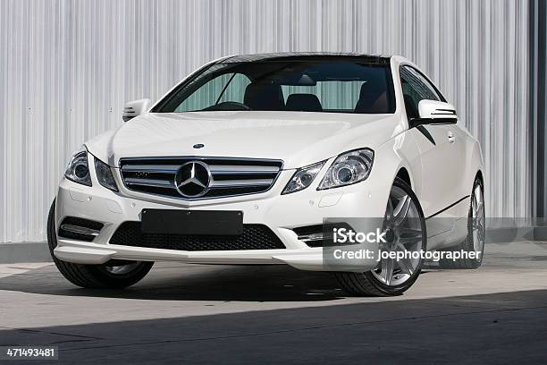 Frontview De Um Mercedesbenz E 200 Coupe - Fotografias de stock e mais imagens de Mercedes-Benz - Nome de Marca - Mercedes-Benz - Nome de Marca, Branco, Crachá - Acessório