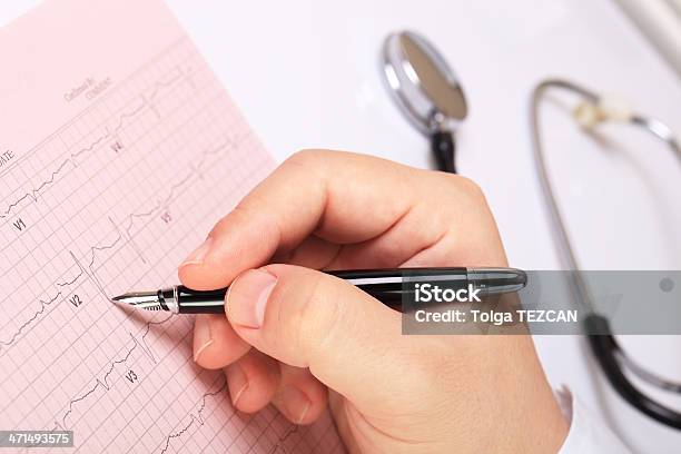 Foto de Médico De Gráfico e mais fotos de stock de Analisar - Analisar, Ataque cardíaco, Cardiologista