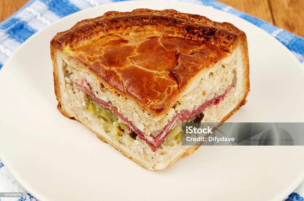 Fetta di New York Deli Torta sul piatto - Foto stock royalty-free di Cetriolino