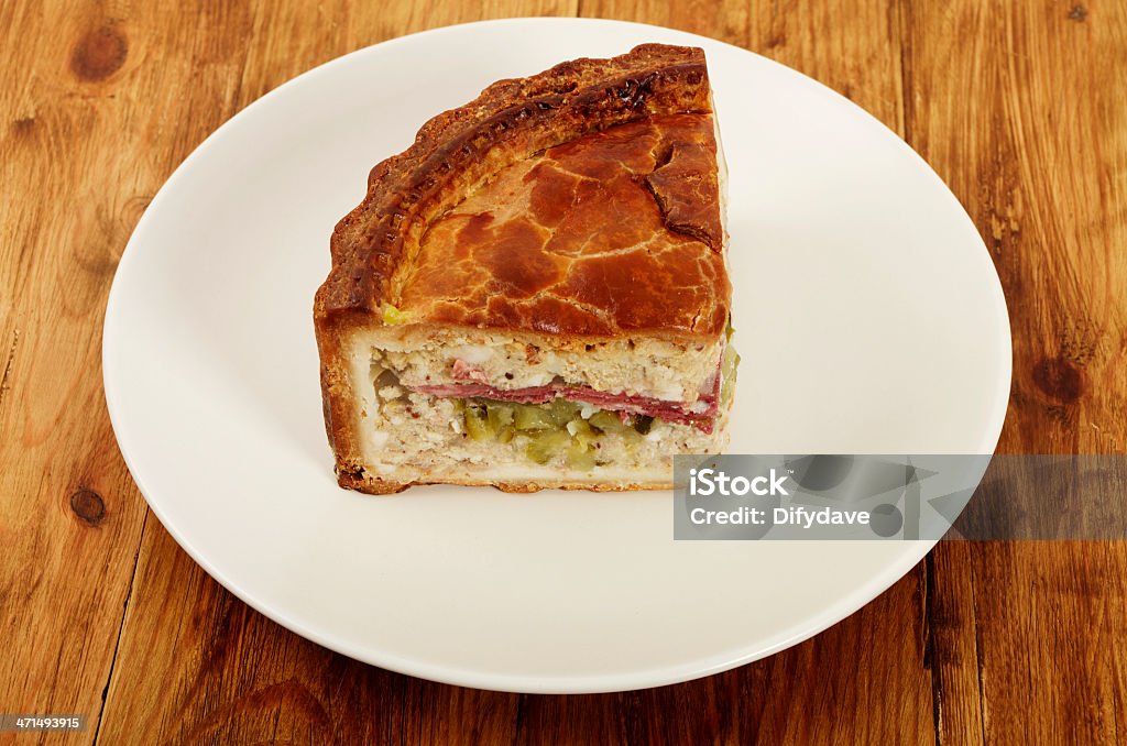 Fetta di New York Deli Torta sul piatto - Foto stock royalty-free di Cetriolino