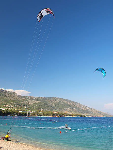 솔개 서퍼스 in action - kiteboarding sunlight croatia dalmatia 뉴스 사진 이미지