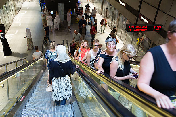 pasażerowie na schody ruchome kopenhadze metro - noerreport zdjęcia i obrazy z banku zdjęć