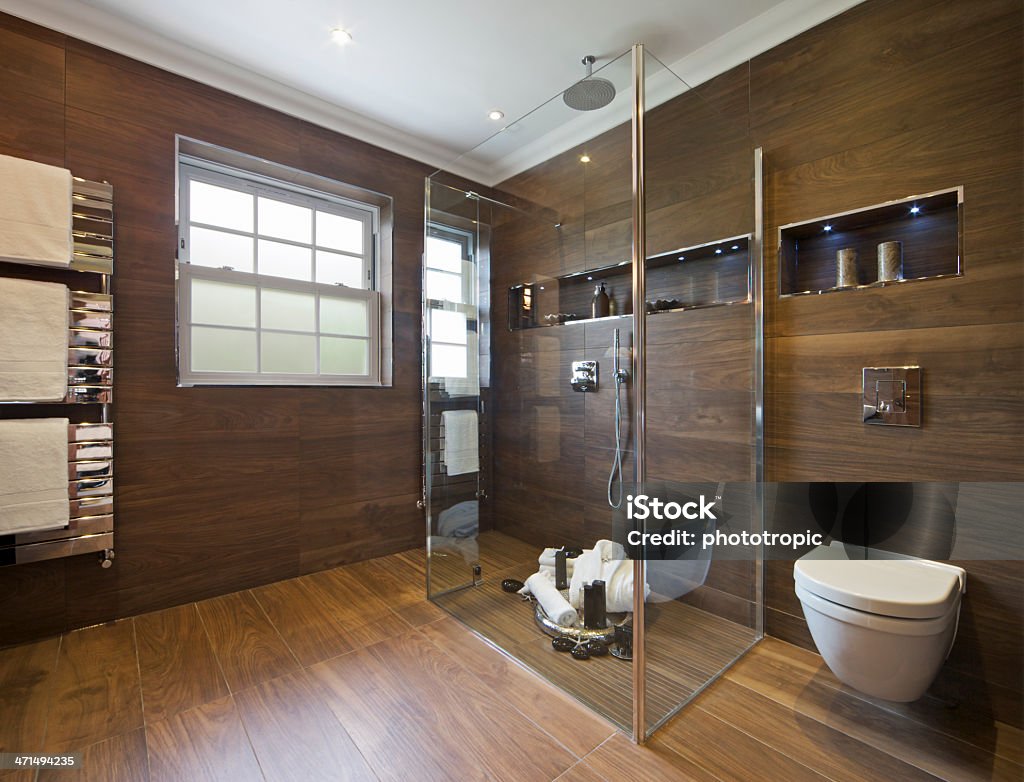 Luxus-Bad mit Holz-Effekt versehen - Lizenzfrei Holzimitat Stock-Foto