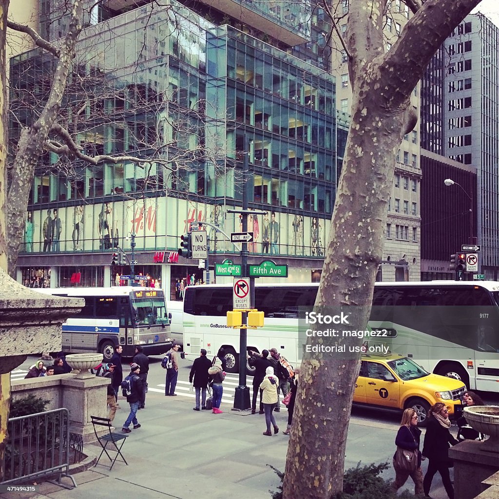 H & M a New York City - Foto stock royalty-free di 42nd Street - Strada di Manhattan