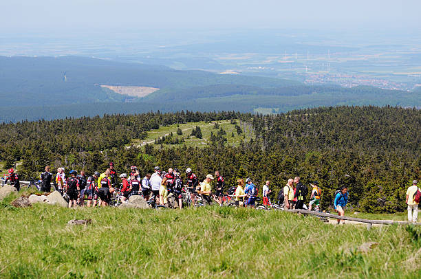 바이커 가는 피크 브로켄 산 - 2012 harz national park harz mountain people 뉴스 사진 이미지