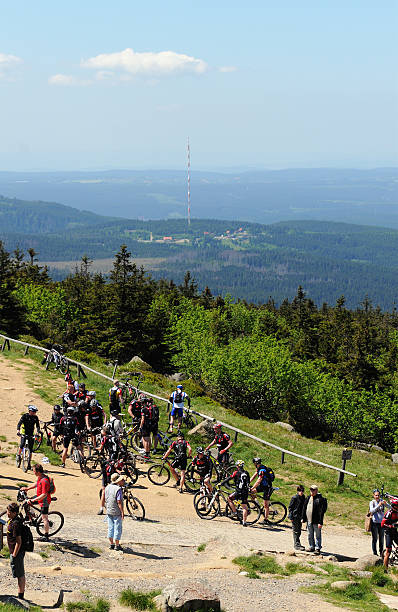 바이커 가는 피크 브로켄 산 - 2012 harz national park harz mountain people 뉴스 사진 이미지