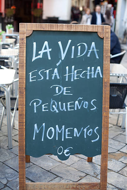 istock Chalkboard sign with inspirational saying in Spanish 471494805