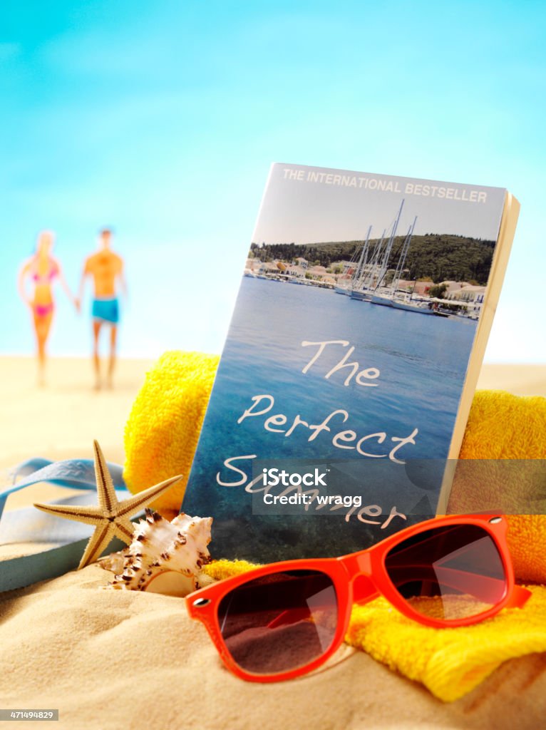 De mãos dadas na areia com um livro de Verão perfeito - Royalty-free Capa de Livro Foto de stock