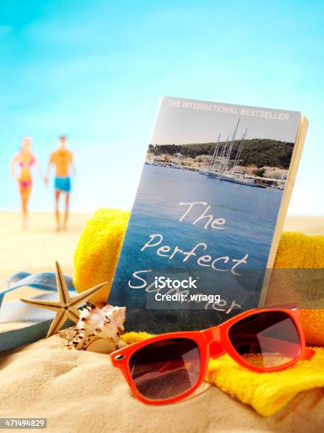 De Mãos Dadas Na Areia Com Um Livro De Verão Perfeito - Fotografias de stock e mais imagens de Capa de Livro