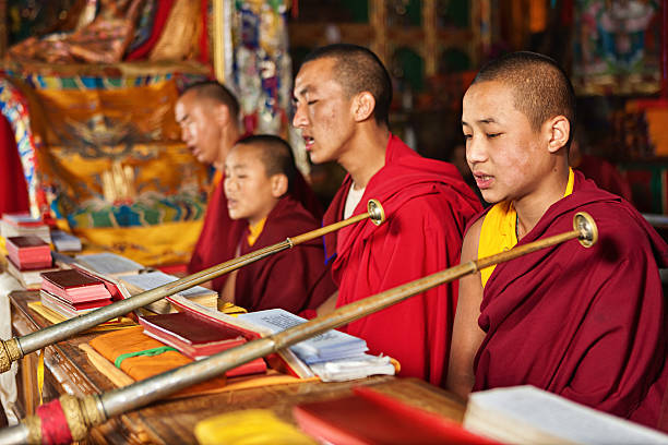 티베트인 승려들 기도하기 동안 푸자 - buddhism monk book zen like 뉴스 사진 이미지