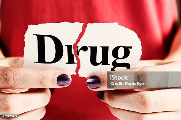Fármacos Basta Dizer Não Feminino Mão Rips Up De Sinal - Fotografias de stock e mais imagens de Abuso de Droga