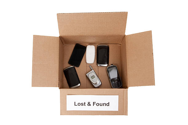 scatola di smarriti e cellulari - ufficio oggetti smarriti foto e immagini stock