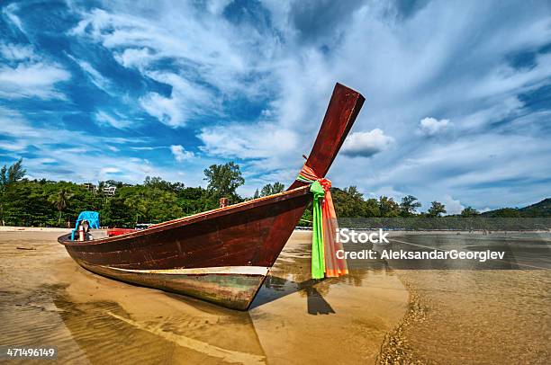 Foto de Longtail Boat De Madeira Em Phuket Tailândia e mais fotos de stock de Barcaça - Barcaça, Barco de passageiros, Baía